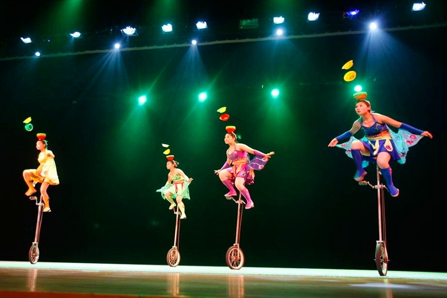  Shanghai Portman Acrobatic Show